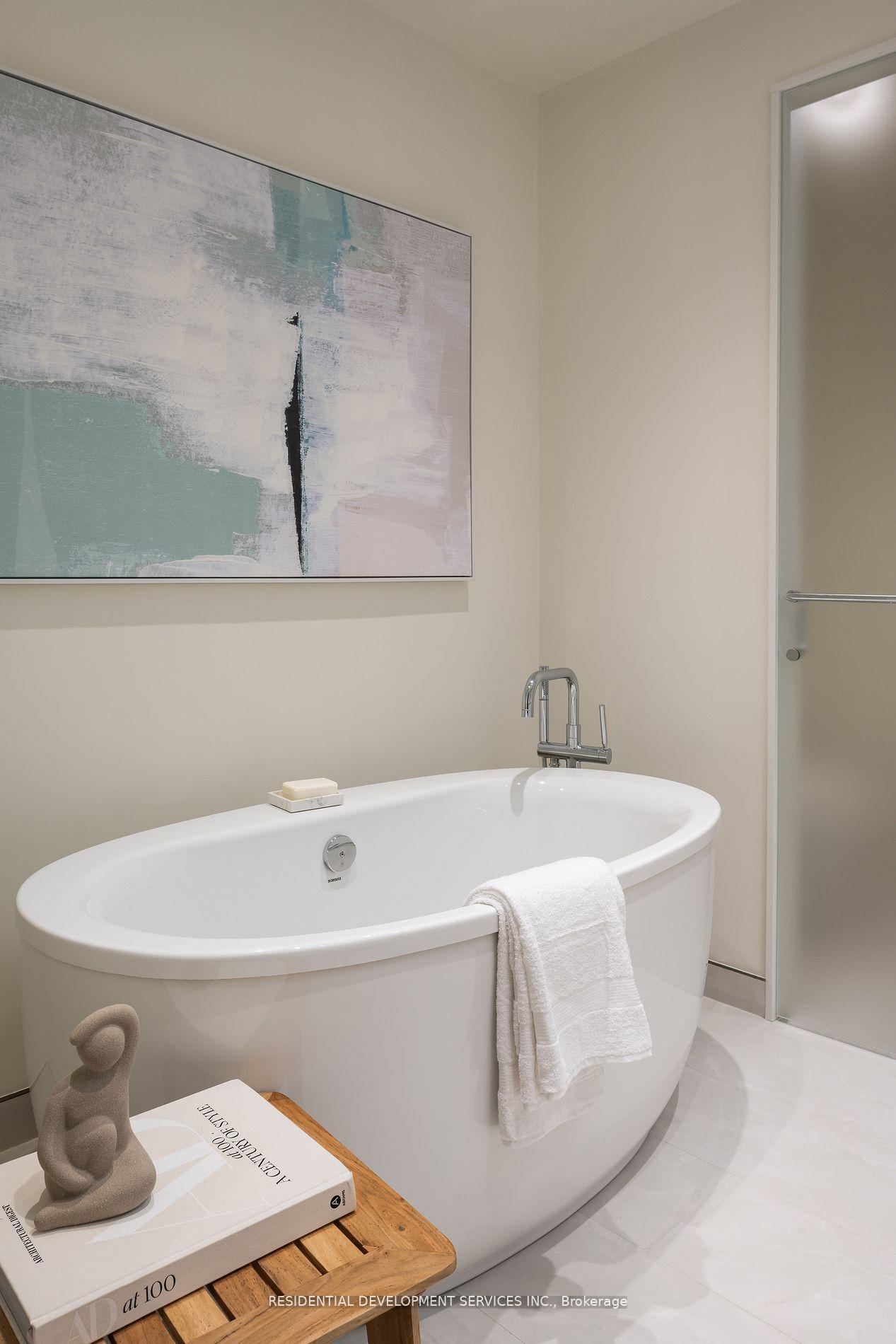 3 Bedrooms Condo at 1 Strathgowan,  Toronto For sale
