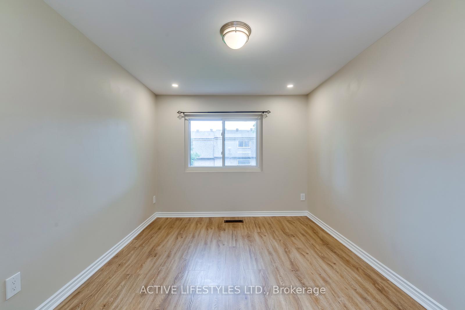 4 Bedrooms Condo at 2301 Derry, Mississauga For sale
