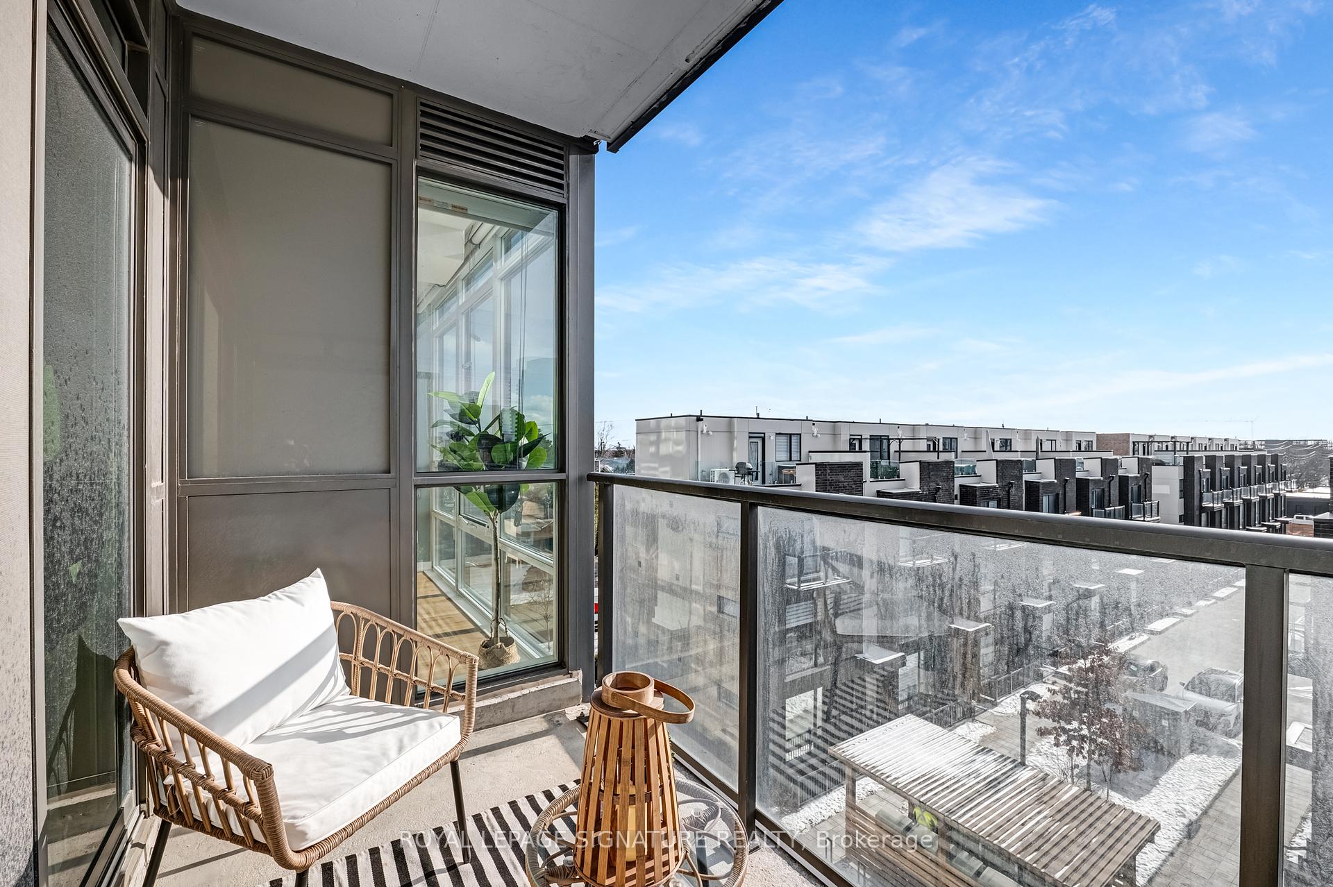 2 Bedrooms Condo at 8 Fieldway, Toronto For sale