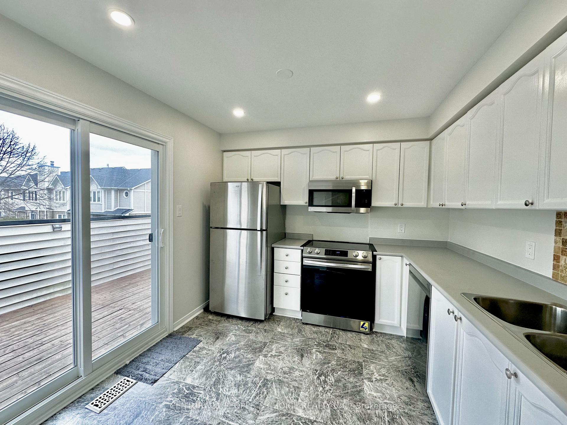 3 Bedrooms Condo at 2530 Northampton, Burlington For sale