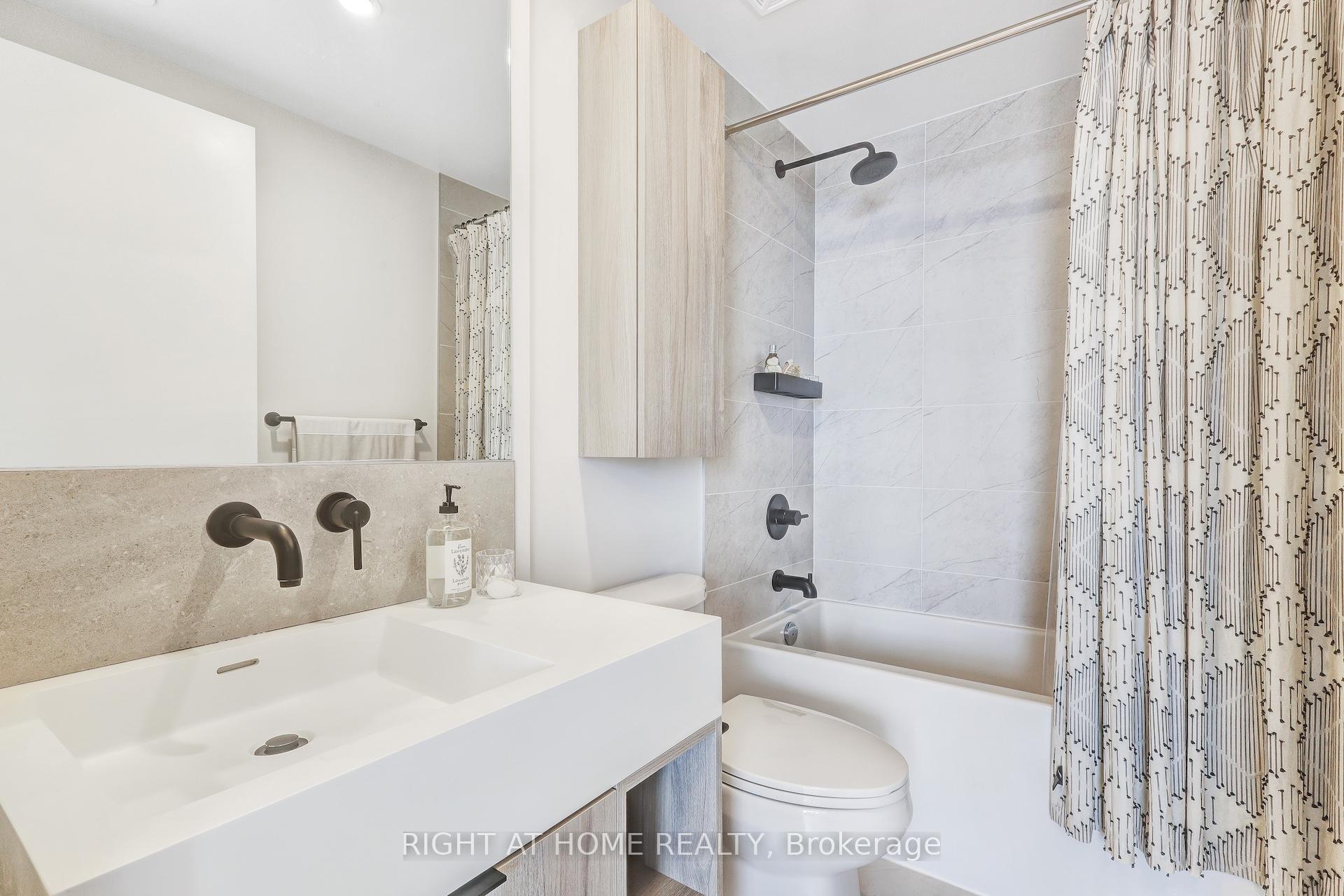 3 Bedrooms Condo at 108 Peter, Toronto For sale