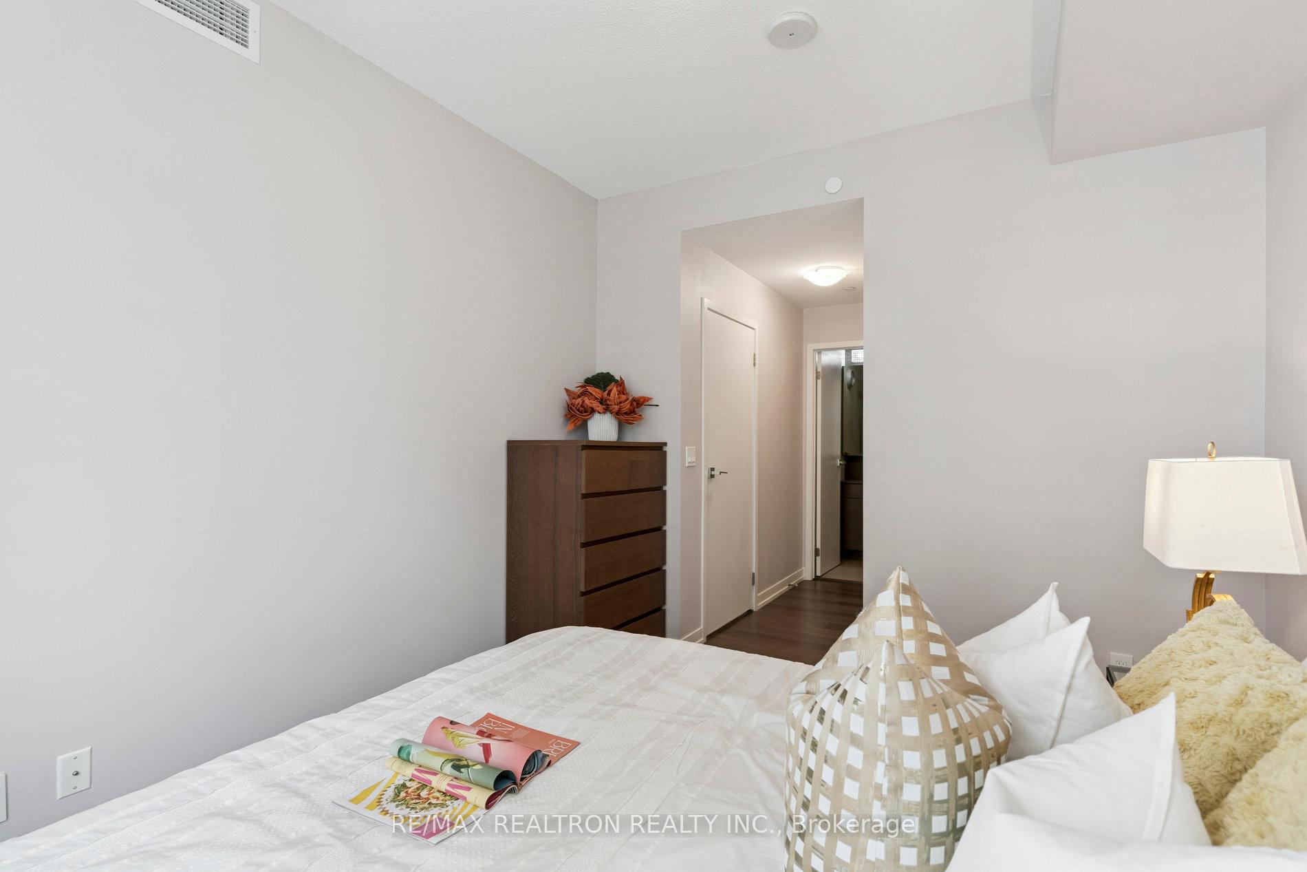 2 Bedrooms Condo at 89 Dunfield, Toronto For sale
