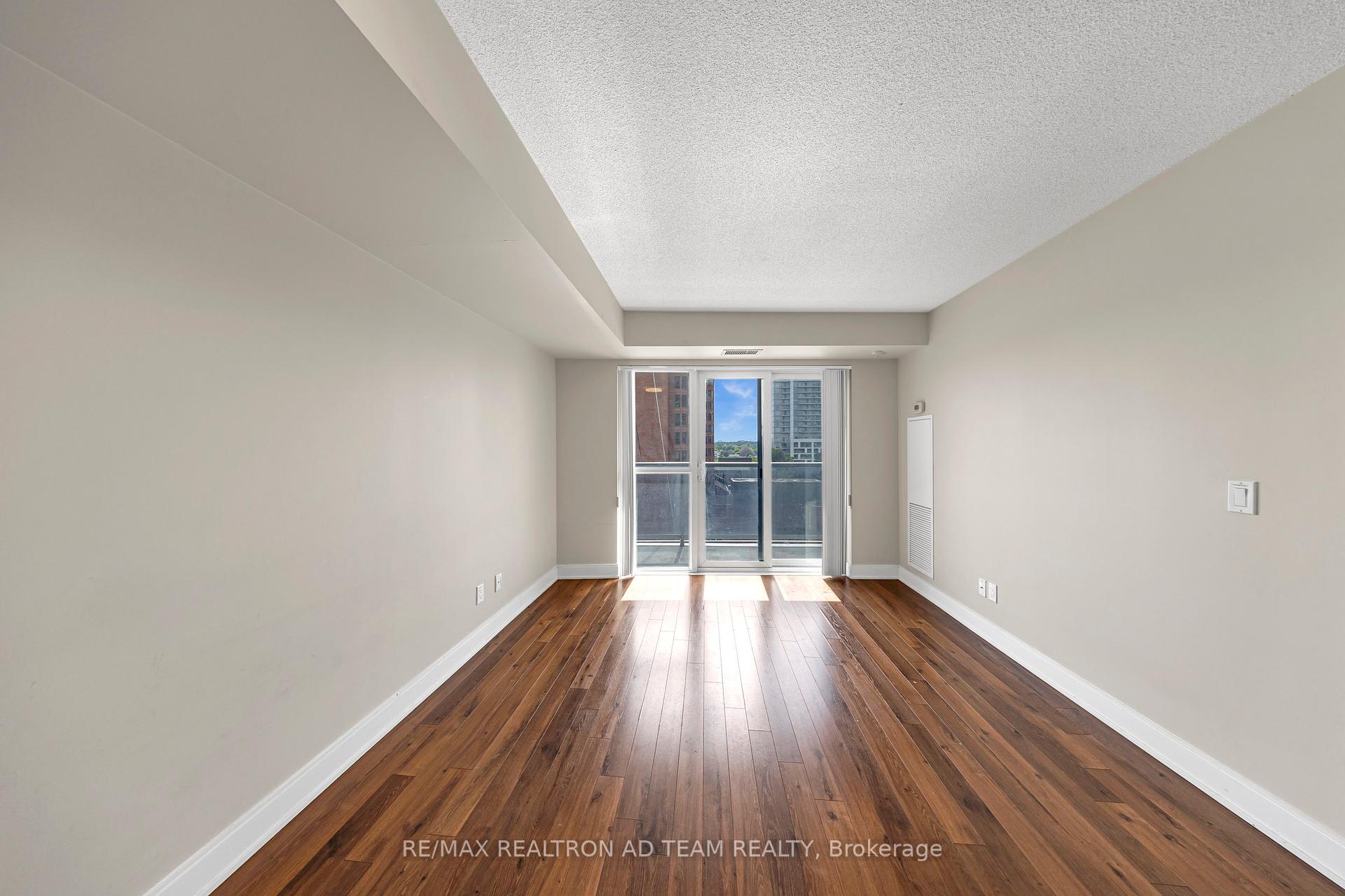 2 Bedrooms Condo at 125 Village Green, Toronto For sale