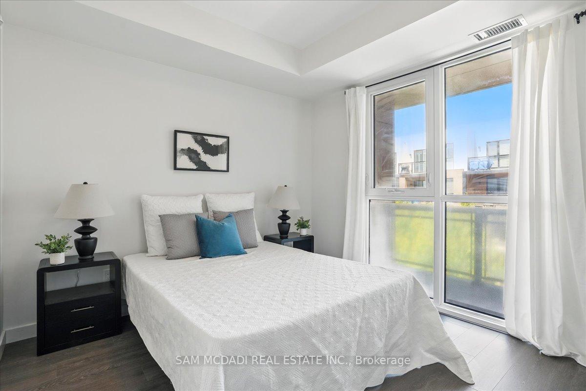 2 Bedrooms Condo at 210 Sabina Dr, Oakville For sale