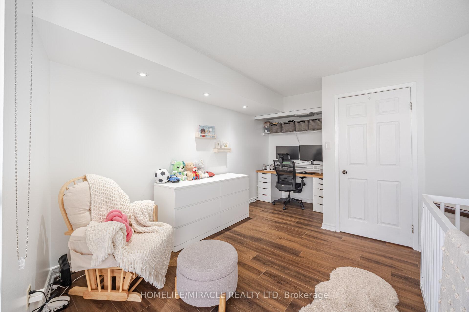 2 Bedrooms Condo at 50 Eglinton, Mississauga For sale