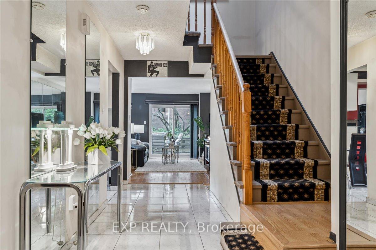 3 Bedrooms Condo at 62 Tamarack, Toronto For sale