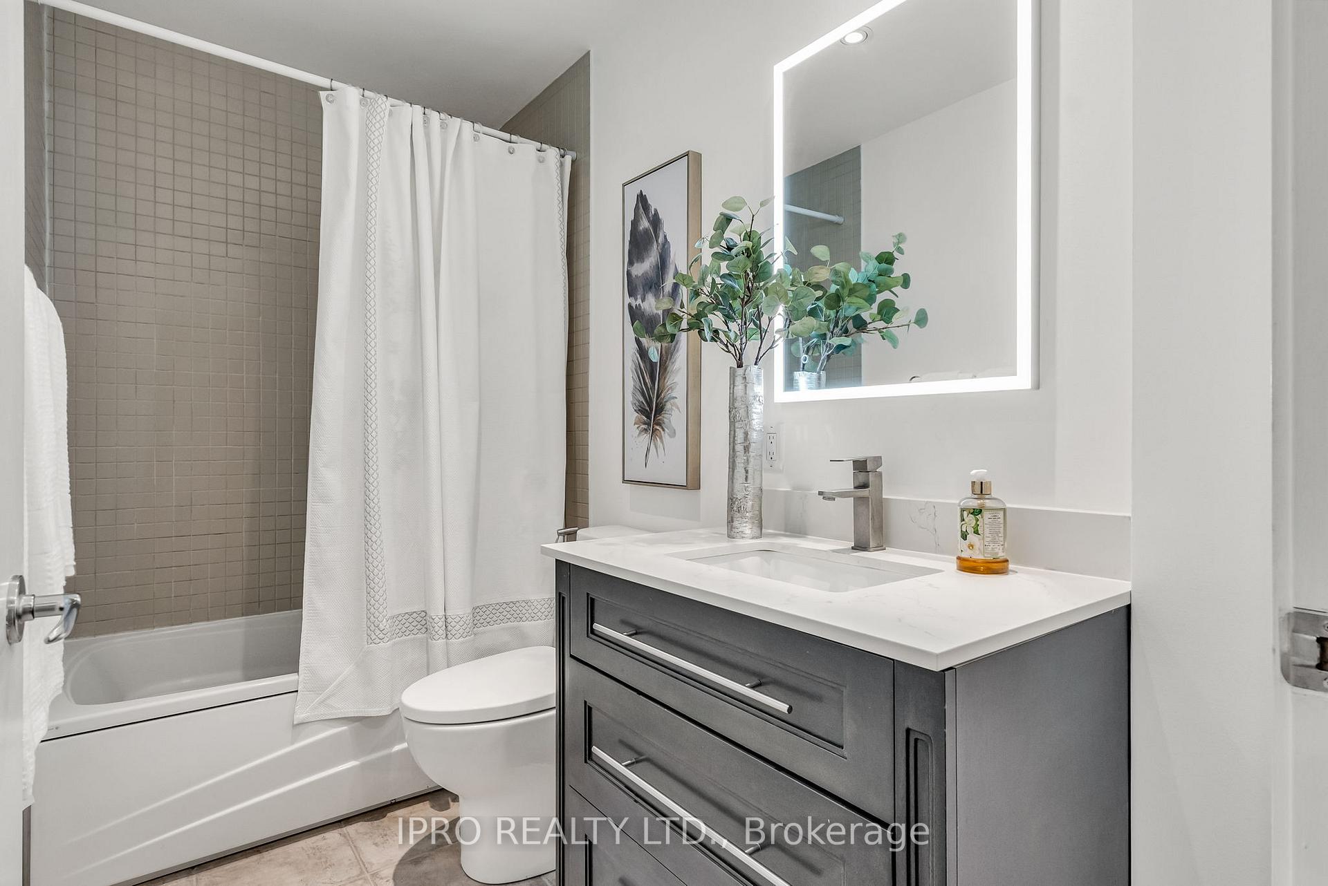 3 Bedrooms Condo at 500 Queens, Toronto For sale