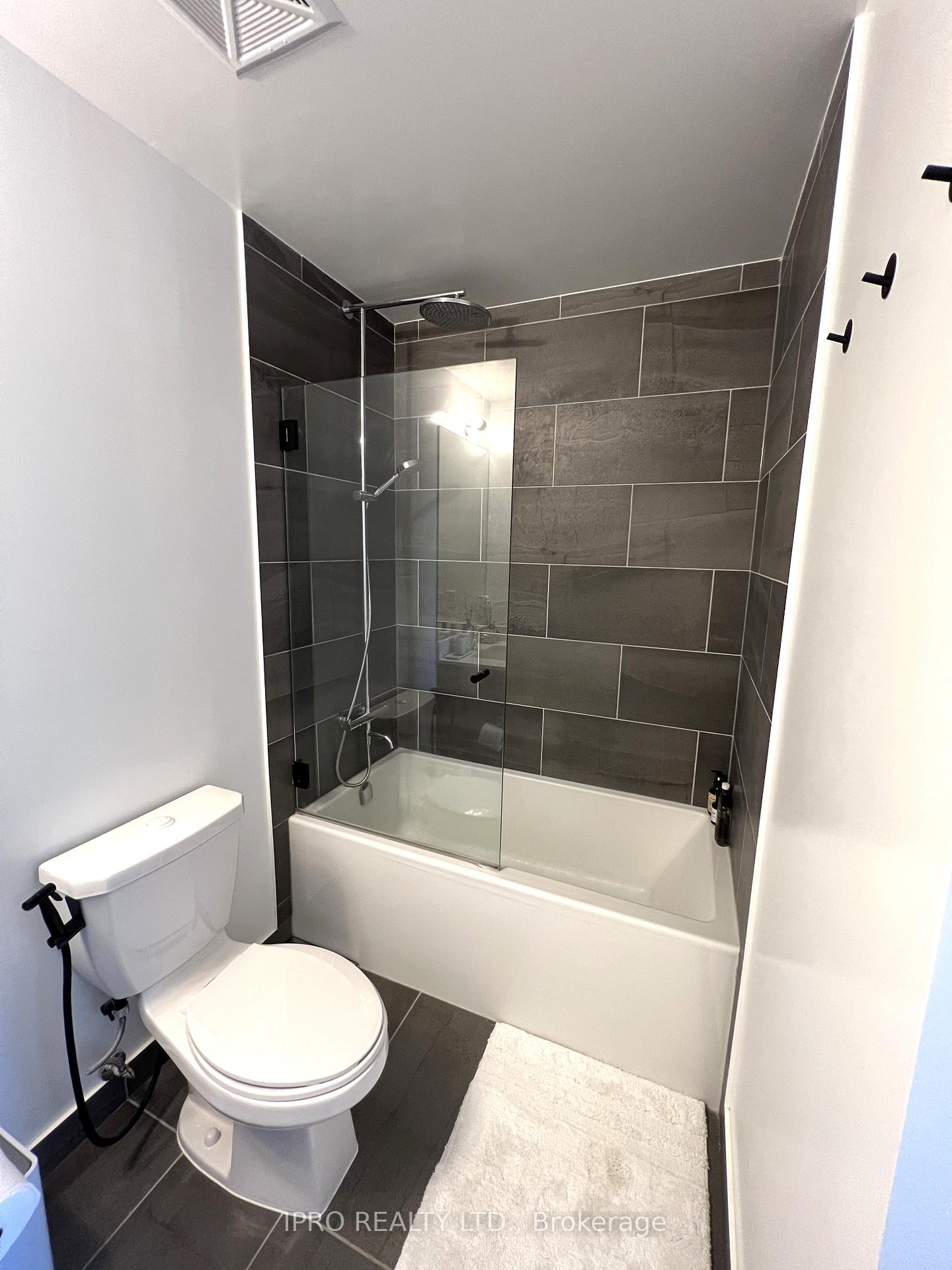 2 Bedrooms Condo at 32 Forest Manor, Toronto For sale