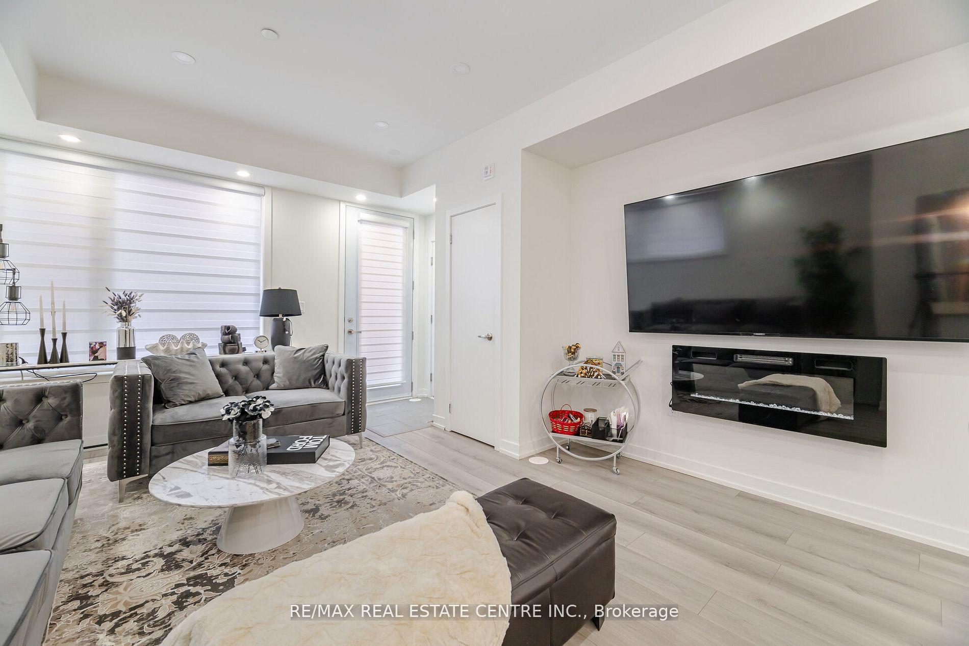 2 Bedrooms Condo at 3562 Colonial,  Mississauga For sale