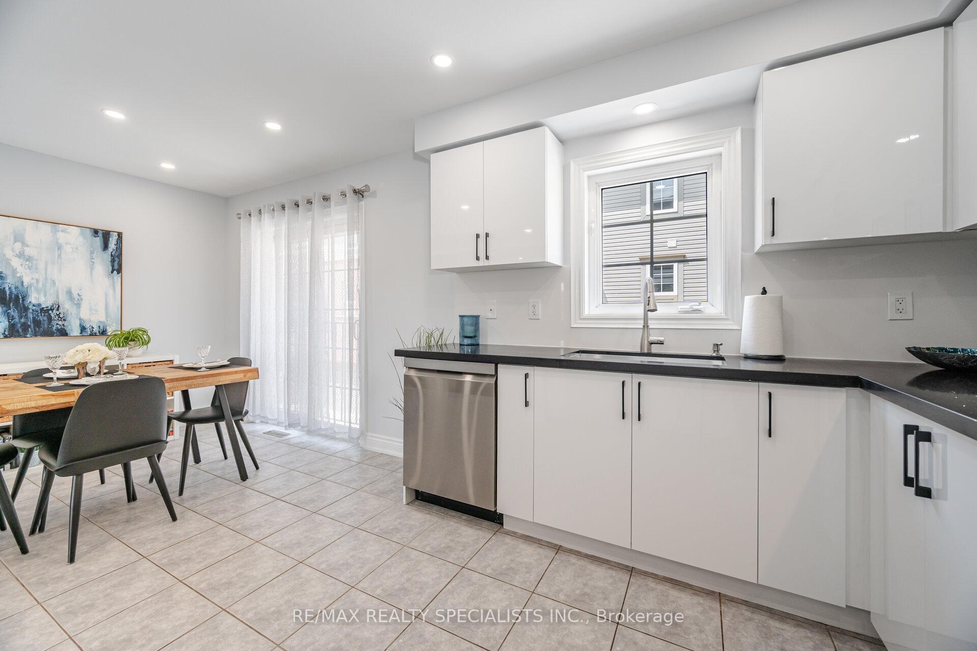 2 Bedrooms Condo at 2341 Parkhaven, Oakville For sale