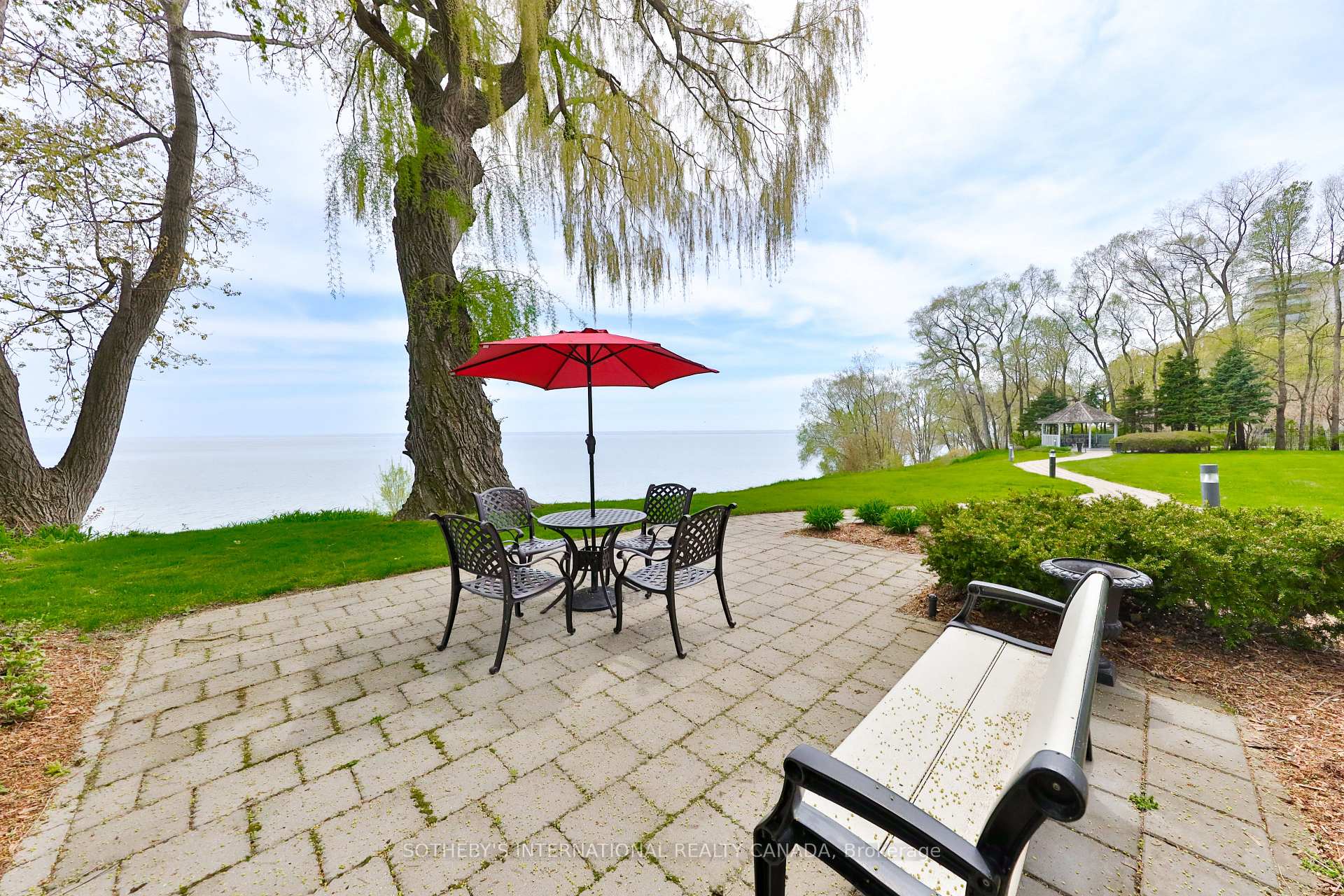 2 Bedrooms Condo at 5194 Lakeshore, Burlington For sale