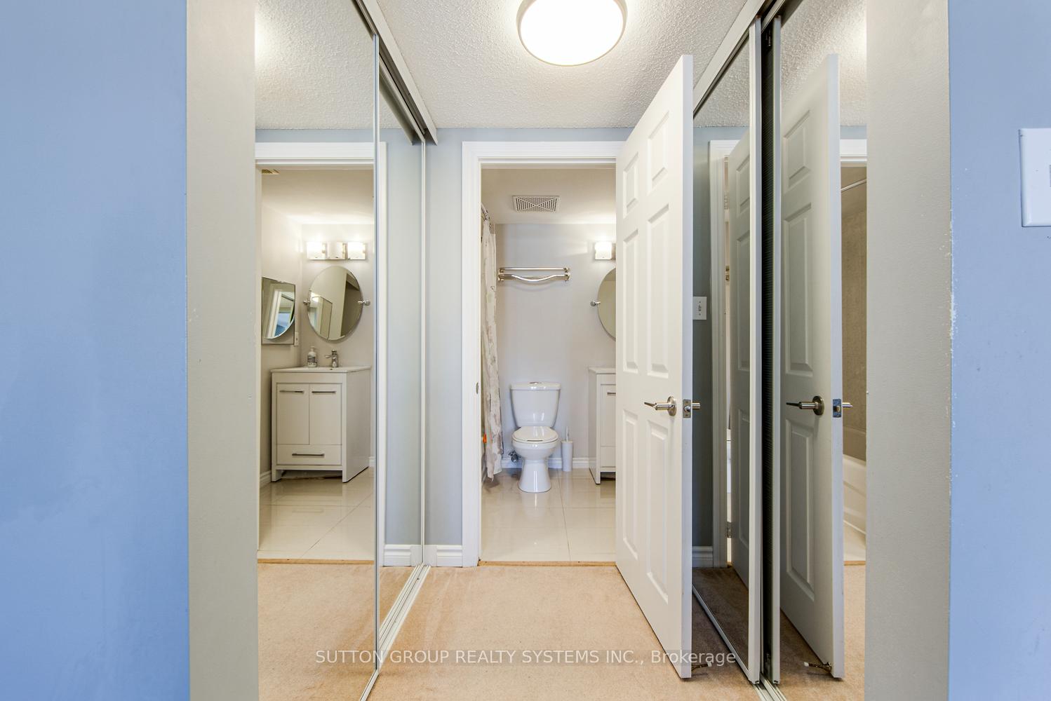 2 Bedrooms Condo at 1701 Lampman, Burlington For sale