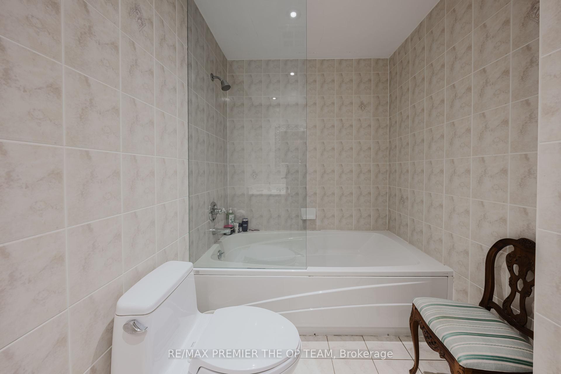 2 Bedrooms Condo at 121 Woodbridge, Vaughan For sale