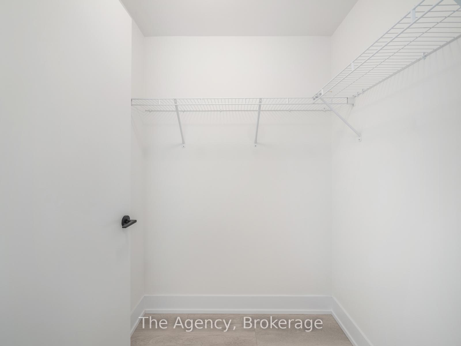 2 Bedrooms Condo at 2450 Old Bronte, Oakville For sale