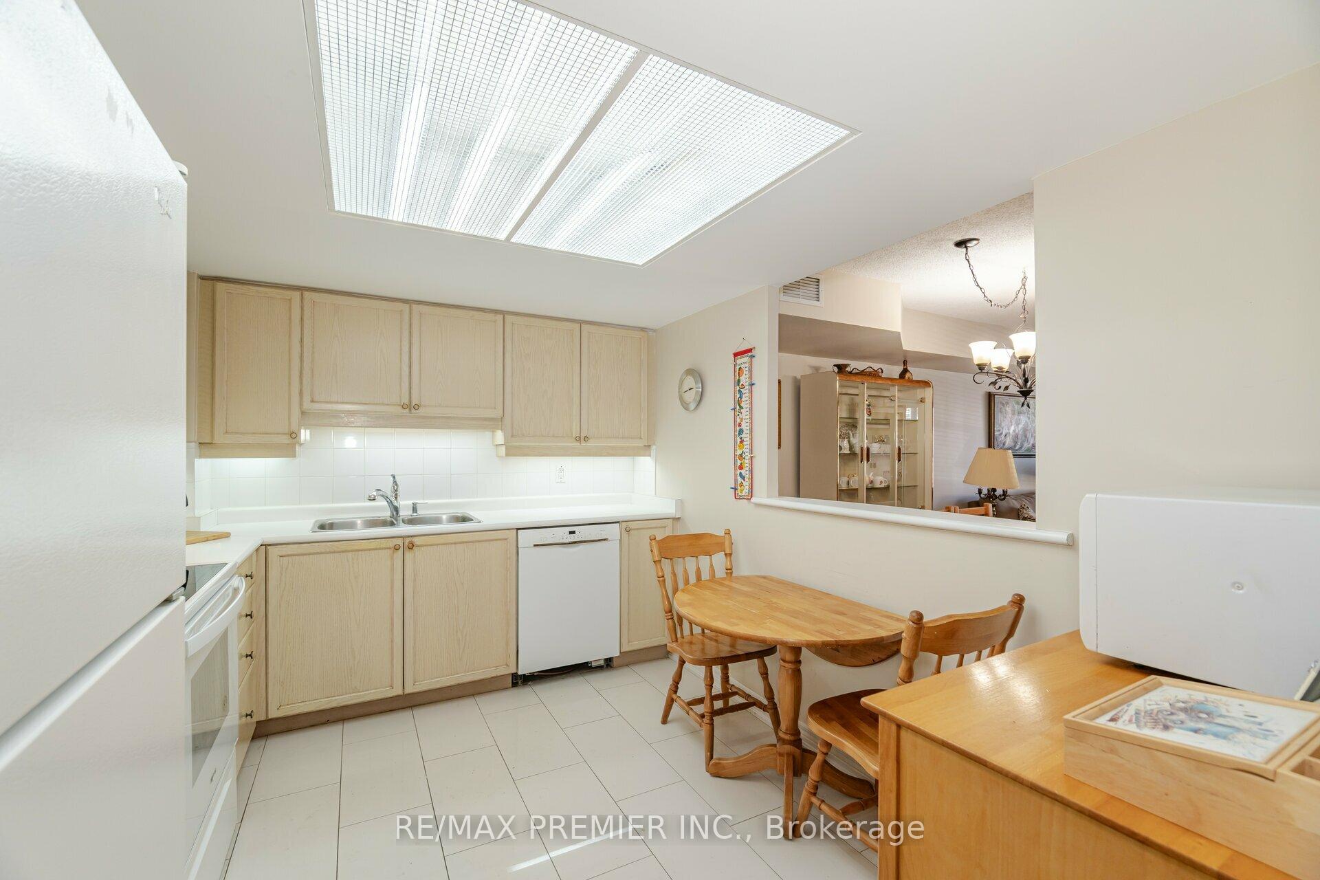 2 Bedrooms Condo at 121 Woodbridge,  Vaughan For sale