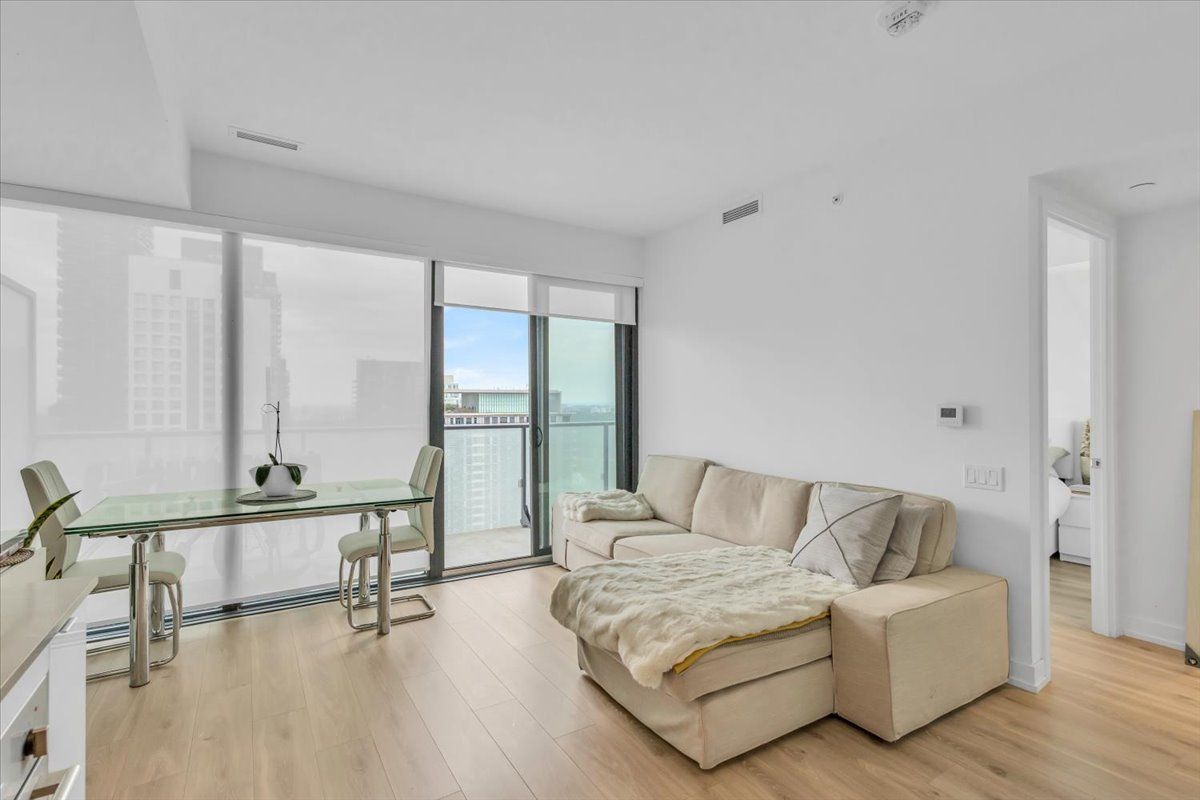 161 Roehampton Avenue 3301