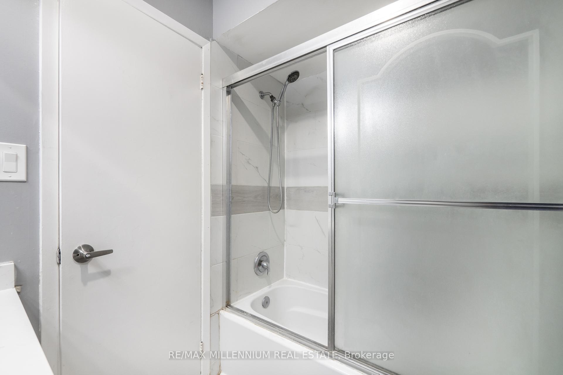 4 Bedrooms Condo at 3339 Council Ring, Mississauga For sale