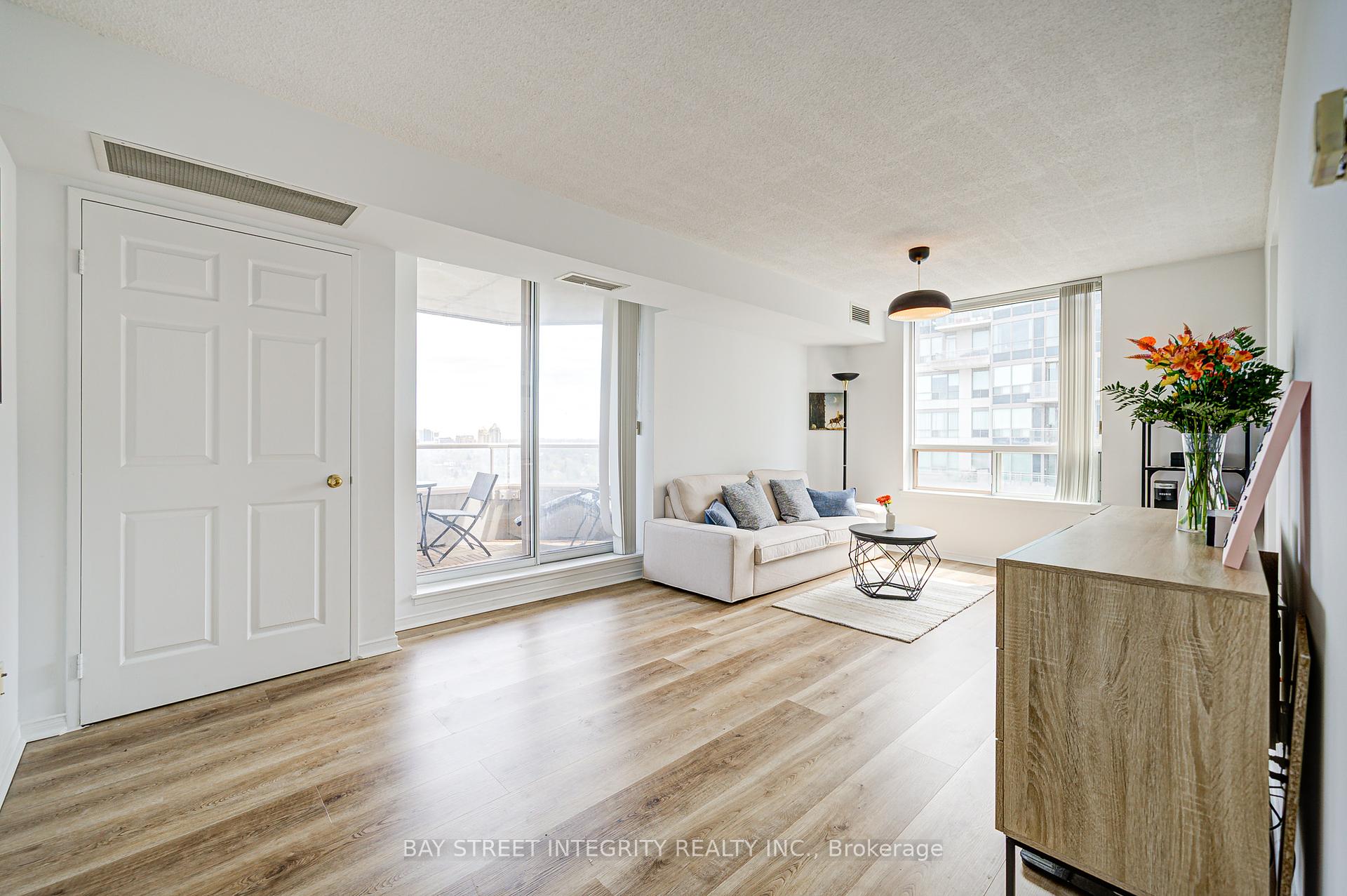 2 Bedrooms Condo at 18 Hillcrest,  Toronto For sale