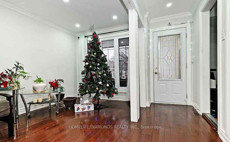 32 BARRINGTON Crescent