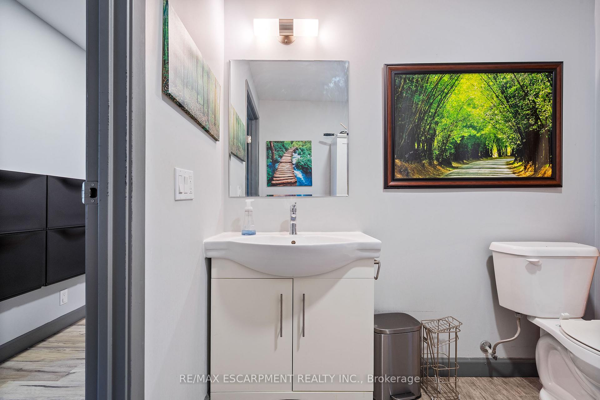 2 Bedrooms Condo at 77 LELAND, Hamilton For sale