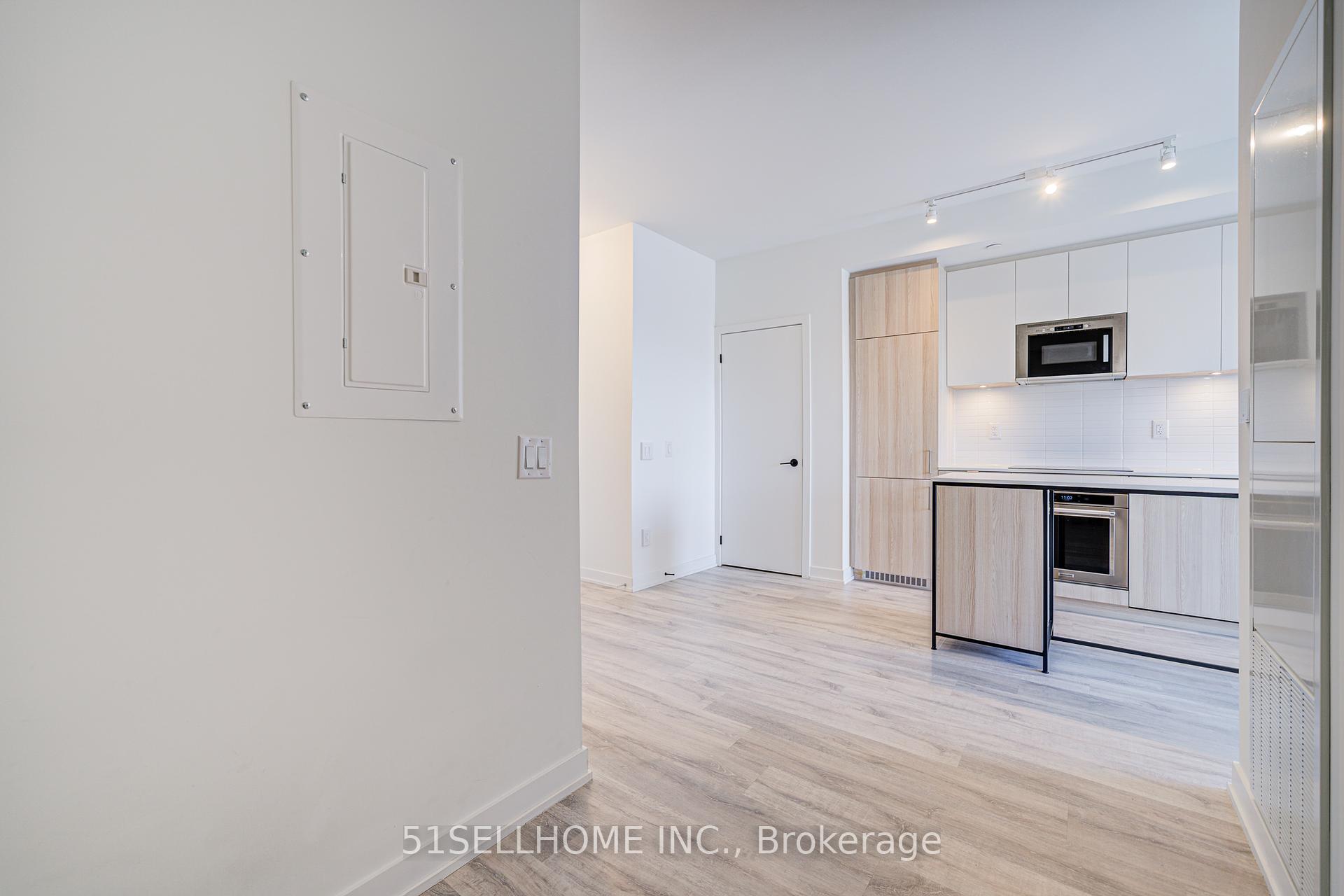 2 Bedrooms Condo at 215 Lakeshore,  Mississauga For sale