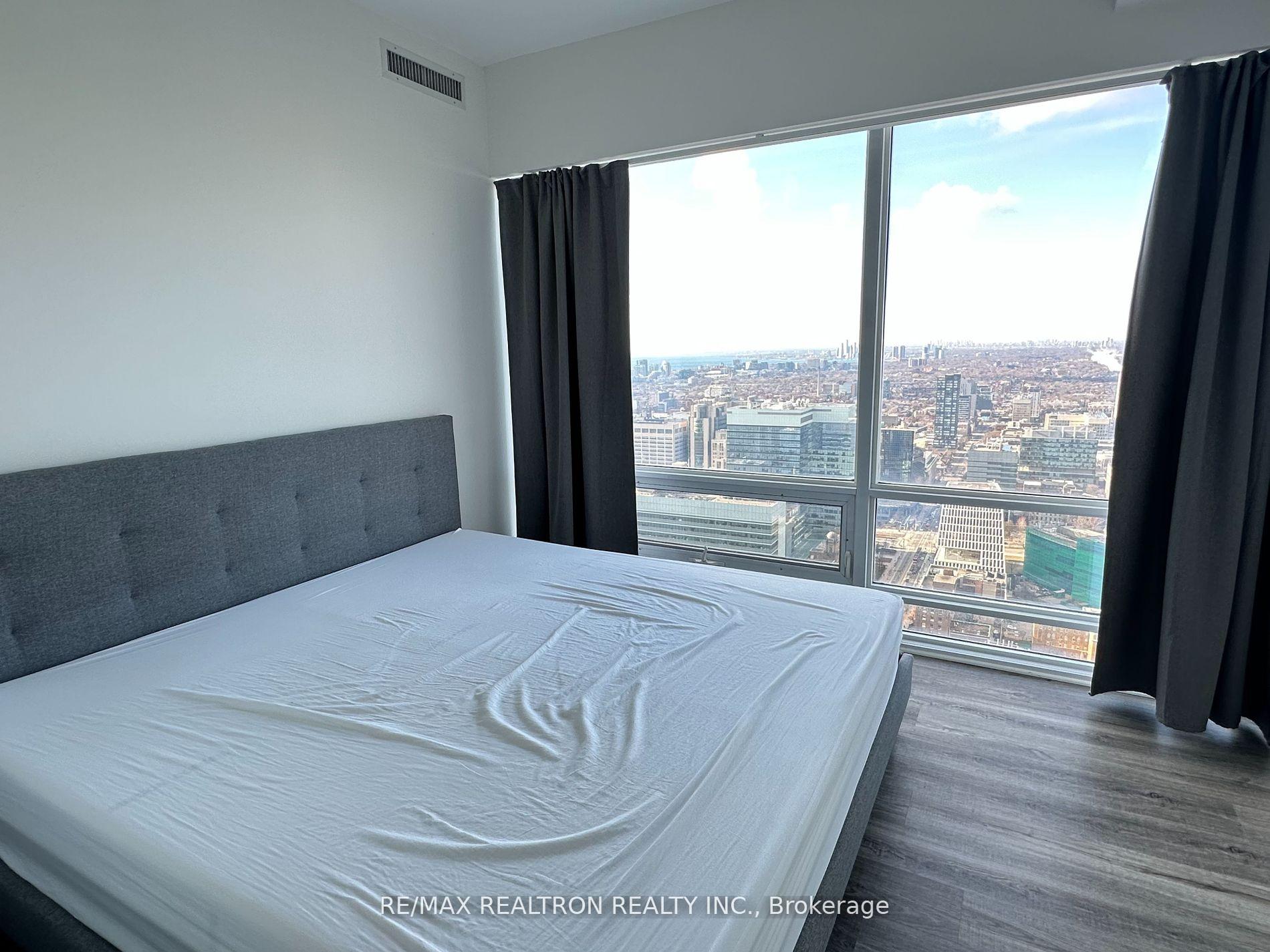 3 Bedrooms Condo at 15 Grenville,  Toronto For sale