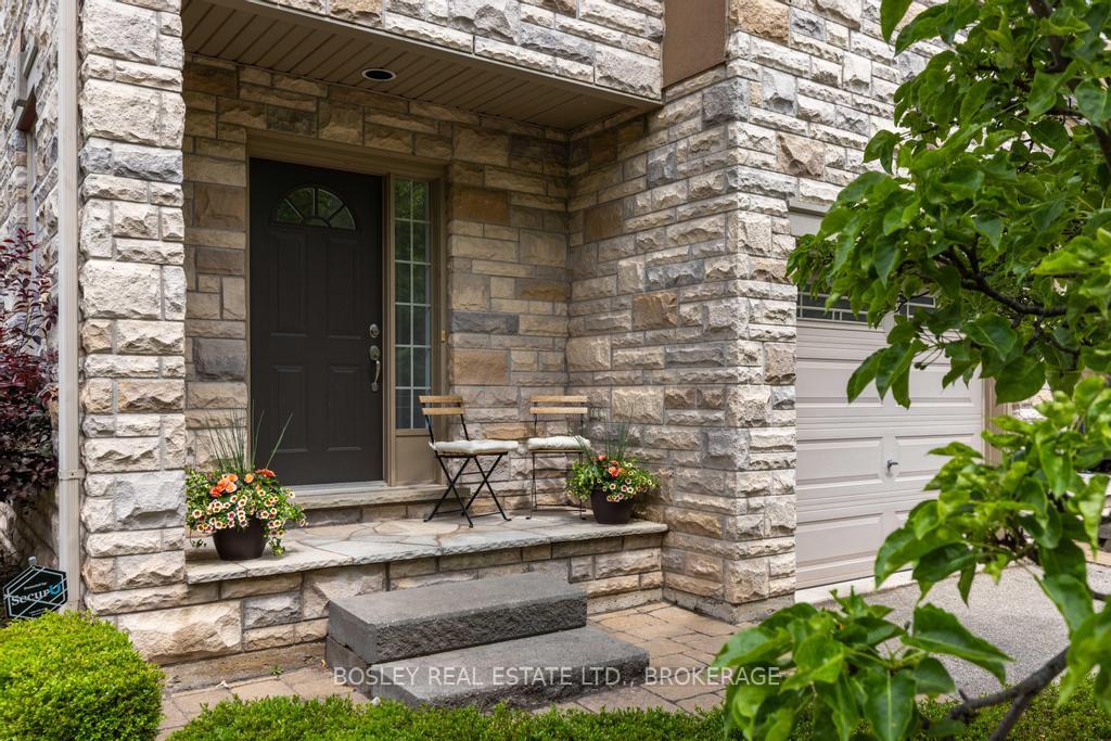 3 Bedrooms Condo at 2282 Orchard, Burlington For sale
