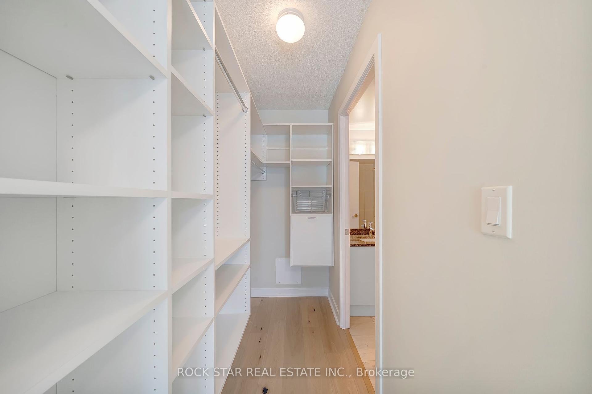 2 Bedrooms Condo at 18 Harbour,  Toronto For sale