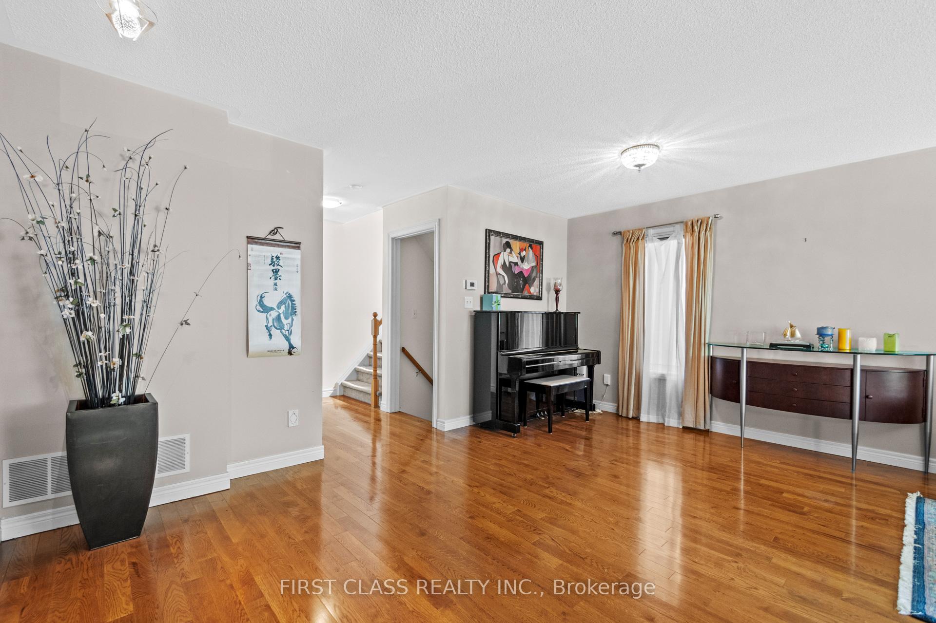 4 Bedrooms Condo at 10A Leaside Park, Toronto For sale