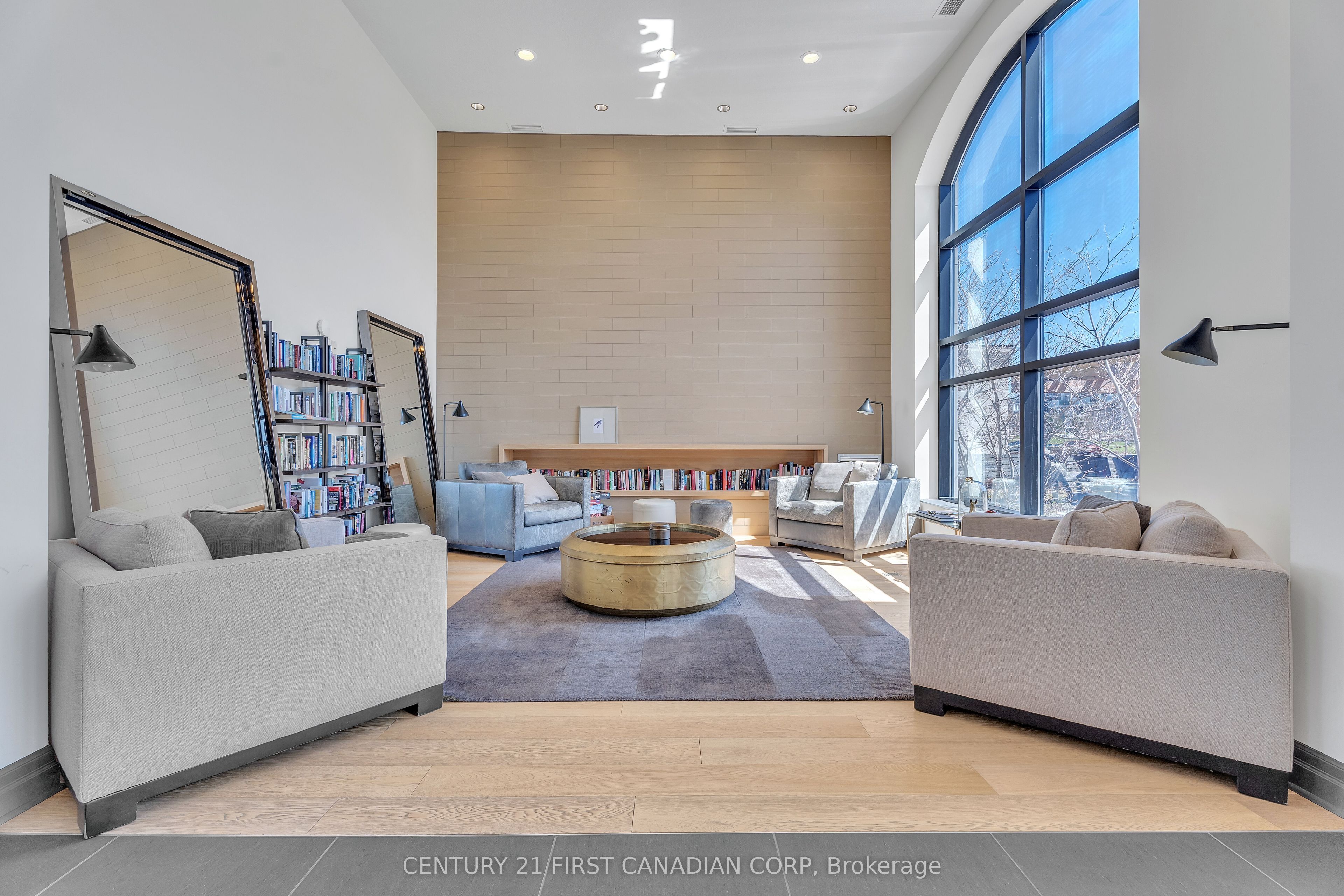 240 Villagewalk Boulevard, #812