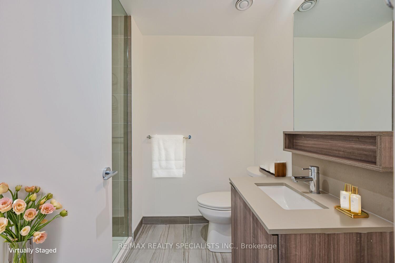 2 Bedrooms Condo at 5 BUTTERMILL, Vaughan For sale