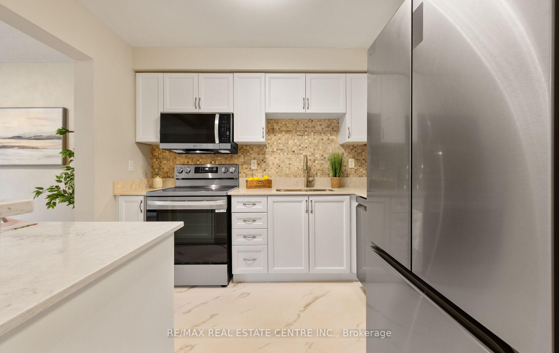 4 Bedrooms Condo at 5030 Heatherleigh, Mississauga For sale