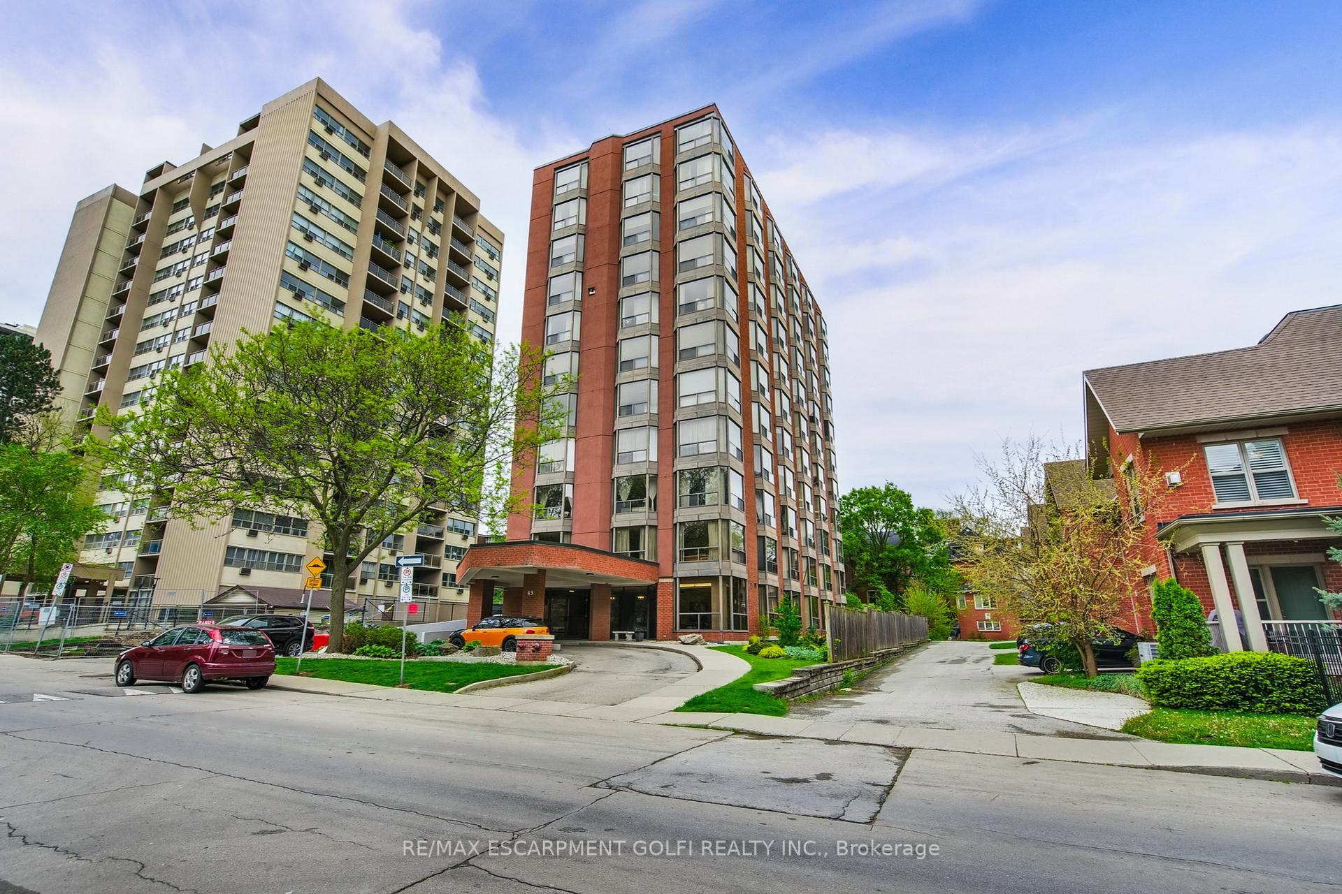 3 Bedrooms Condo at 49 Robinson, Hamilton For sale