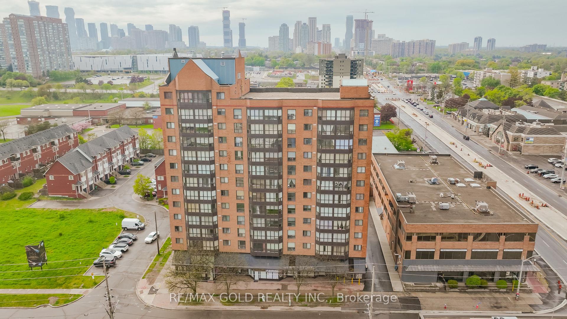 3 Bedrooms Condo at 25 Agnes, Mississauga For sale
