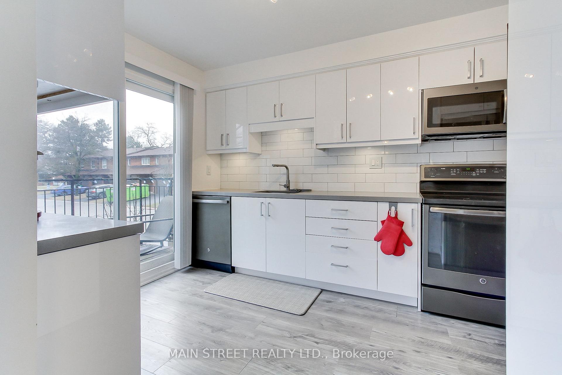 3 Bedrooms Condo at 725 Vermouth,  Mississauga For sale