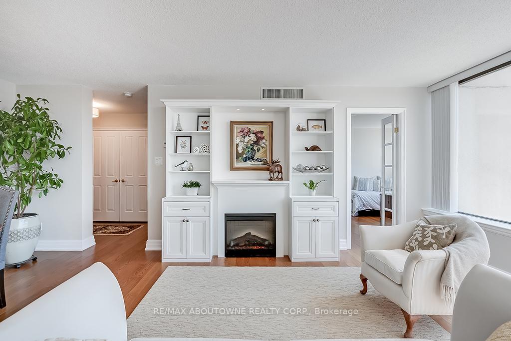 2 Bedrooms Condo at 1230 Marlborough,  Oakville For sale