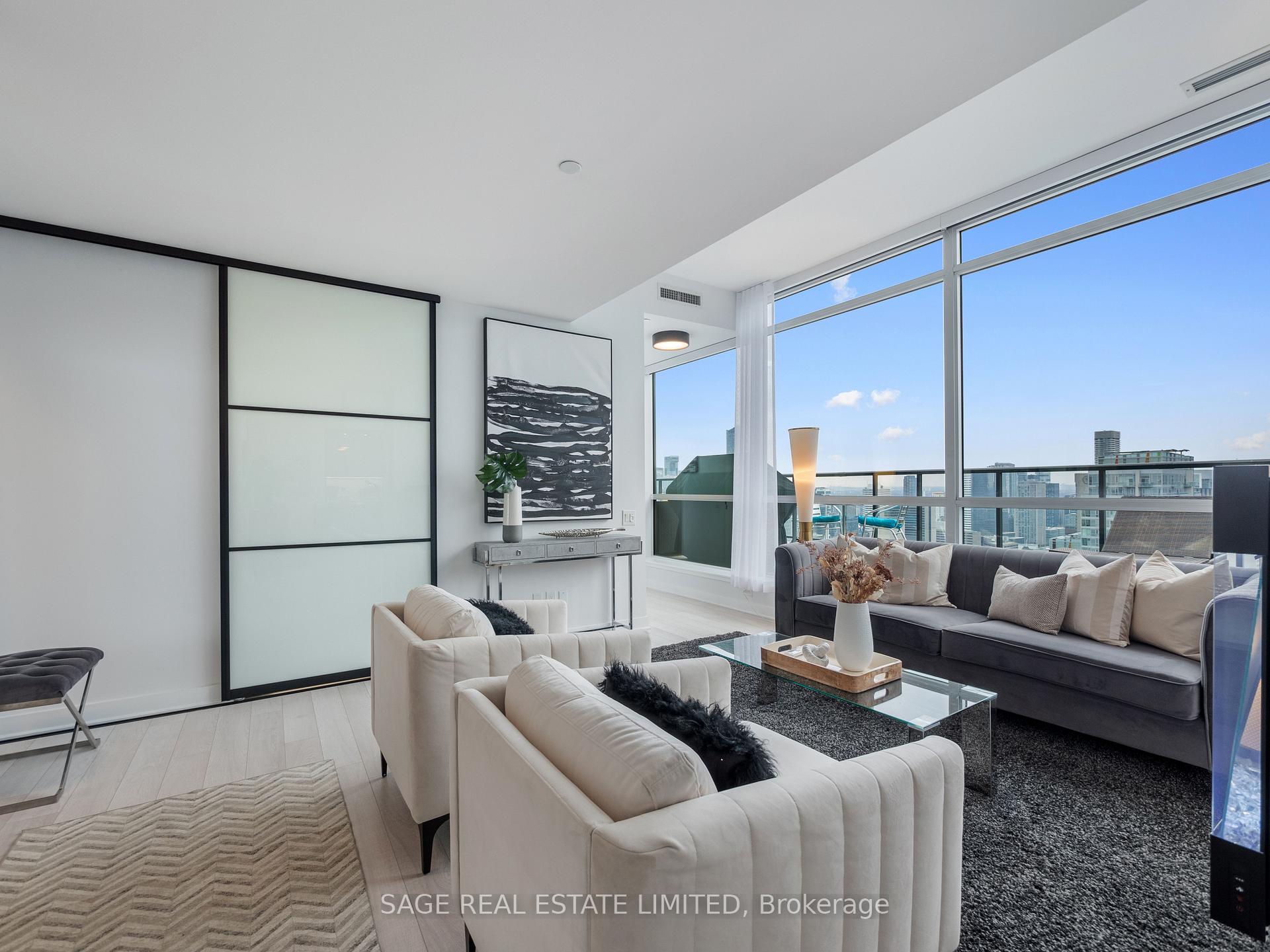 2 Bedrooms Condo at 290 Adelaide, Toronto For sale