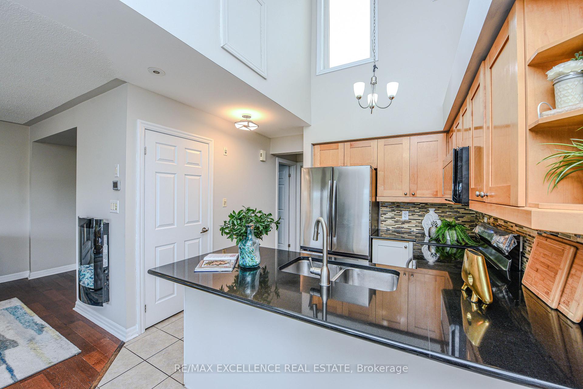 3 Bedrooms Condo at 599 Dundas, Mississauga For sale