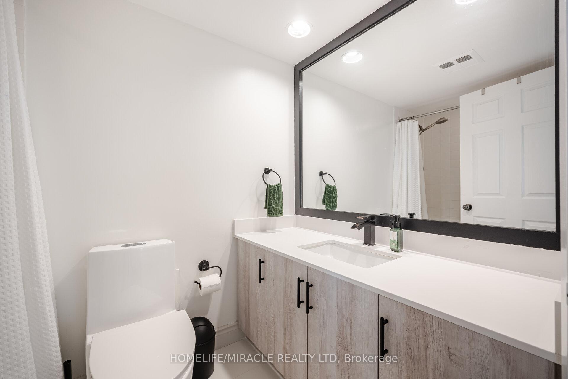 2 Bedrooms Condo at 50 Eglinton, Mississauga For sale
