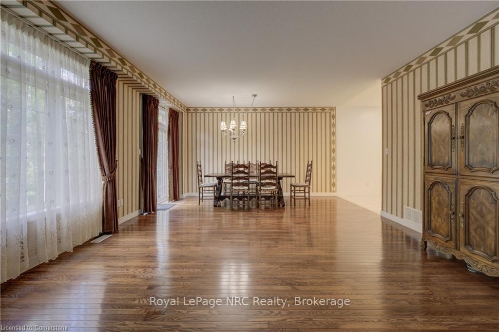 3 Bedrooms Condo at 120 Beddoe, Hamilton For sale