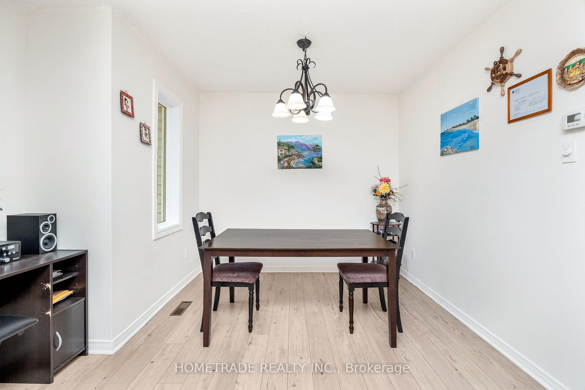 3 Bedrooms Condo at 2021 Sixth, Oakville For sale