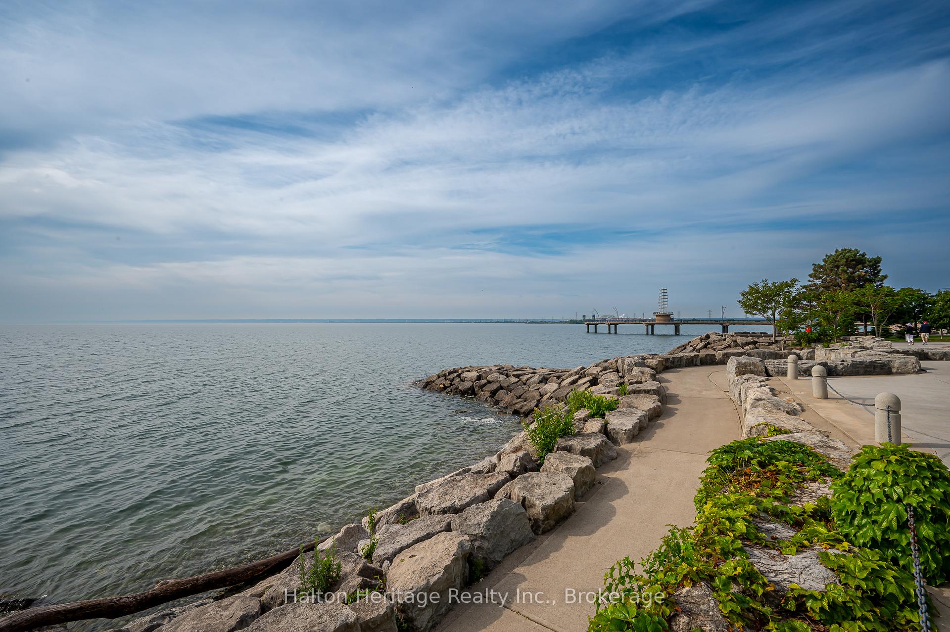 2 Bedrooms Condo at 2060 Lakeshore, Burlington For sale