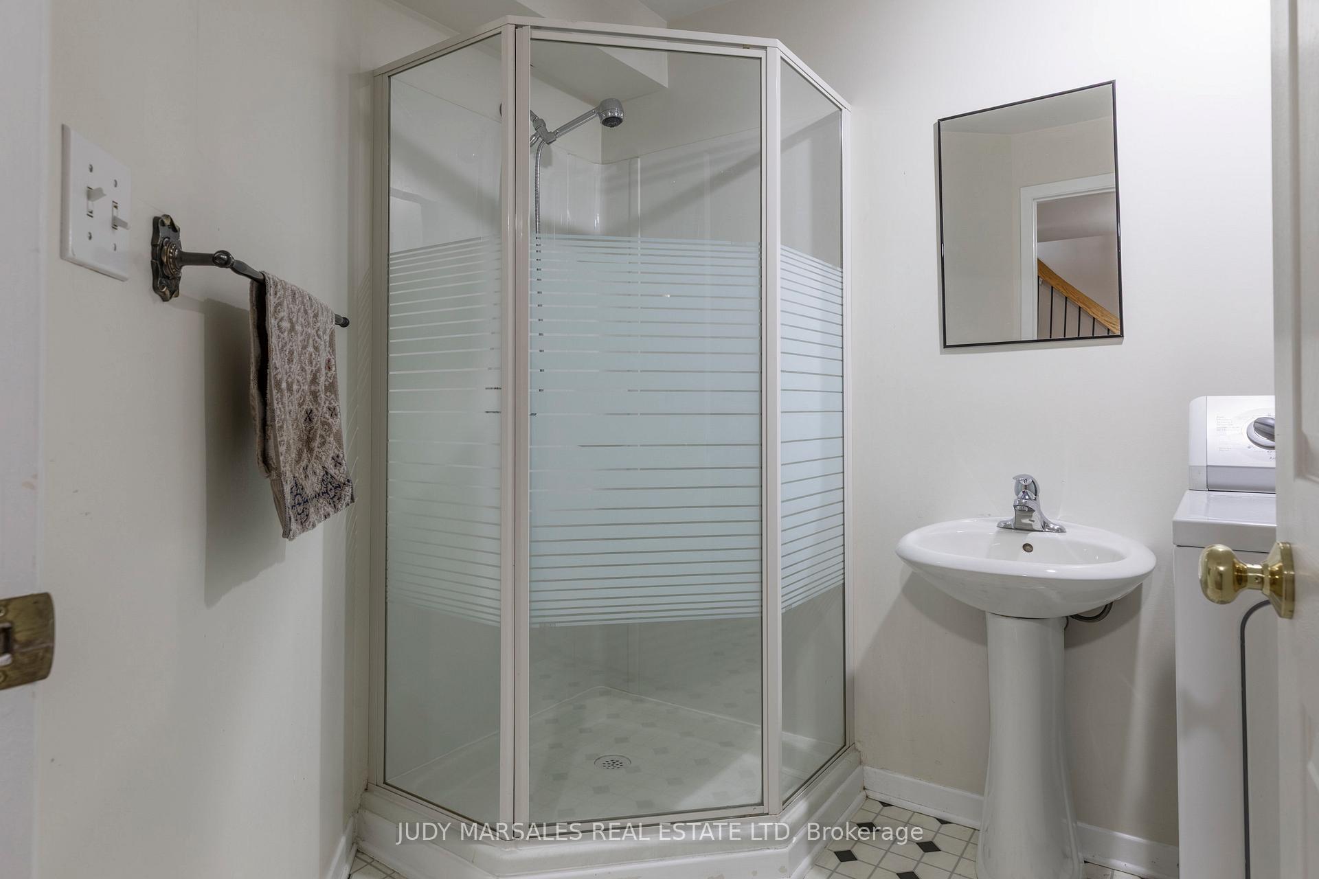 3 Bedrooms Condo at 3035 Glencrest, Burlington For sale