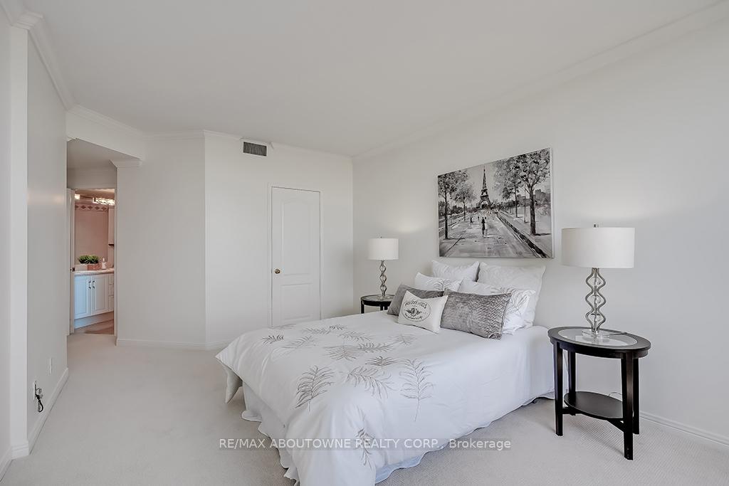 2 Bedrooms Condo at 1903 Pilgrims, Oakville For sale