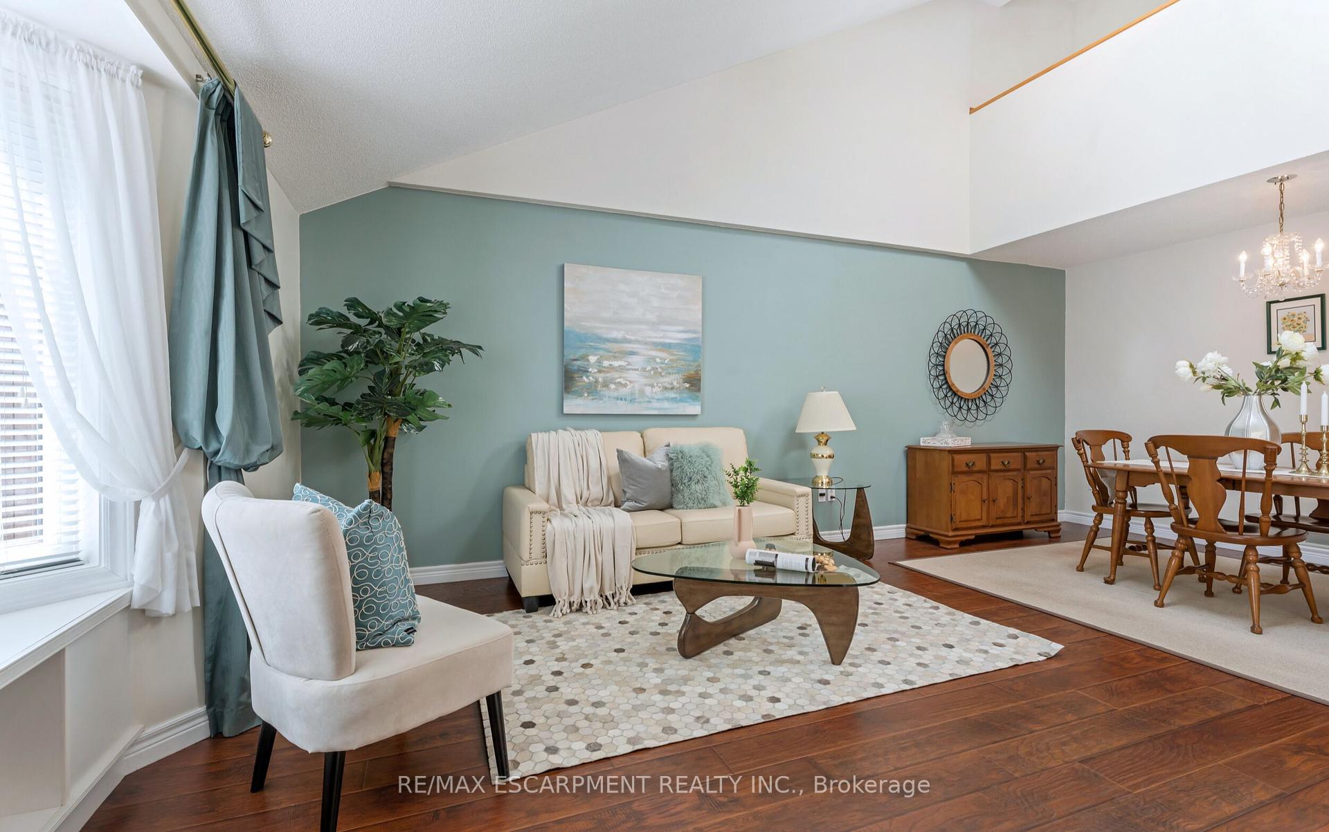 2 Bedrooms Condo at 810 Golf Links, Hamilton For sale