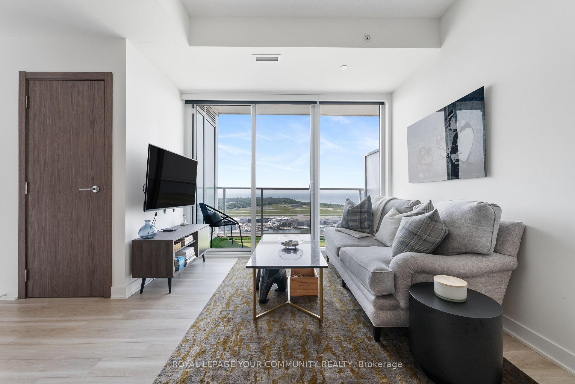3 Bedrooms Condo at 17 Bathurst, Toronto For sale