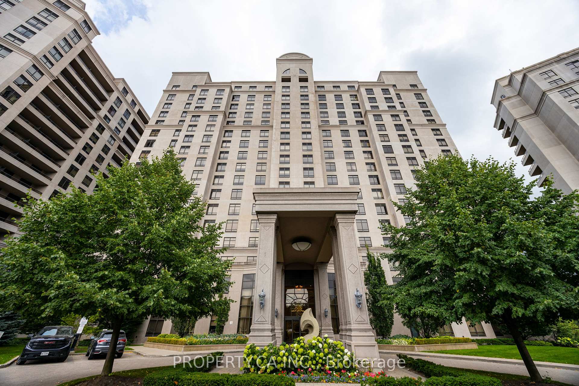 2 Bedrooms Condo at 9245 Jane, Vaughan For sale