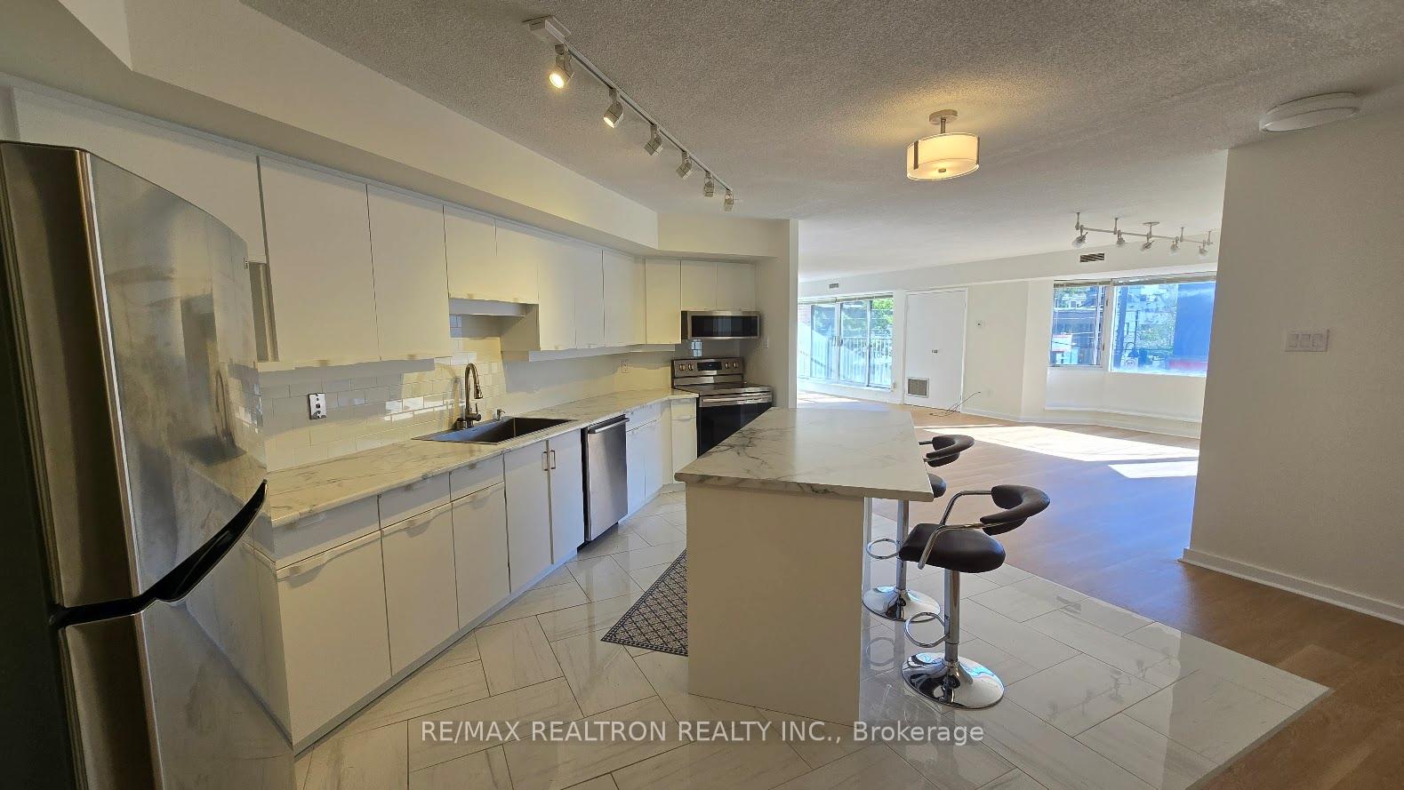 2 Bedrooms Condo at 70 Elmsthorpe, Toronto For sale