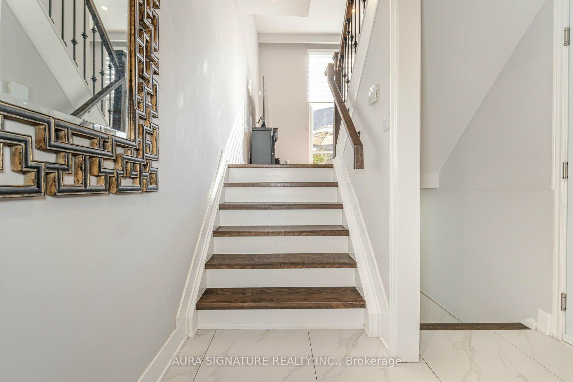 3 Bedrooms Condo at 88 Rainbow, Vaughan For sale