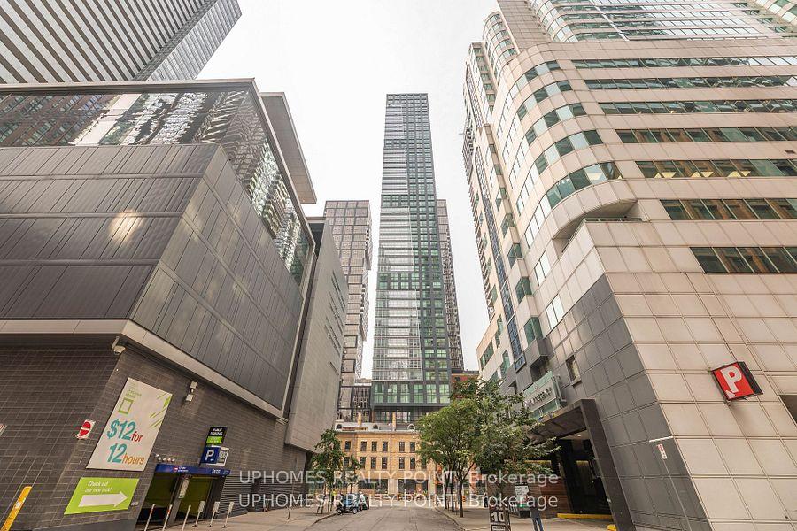 #3205 – 327 King Street, Toronto, ON M5V 0W7